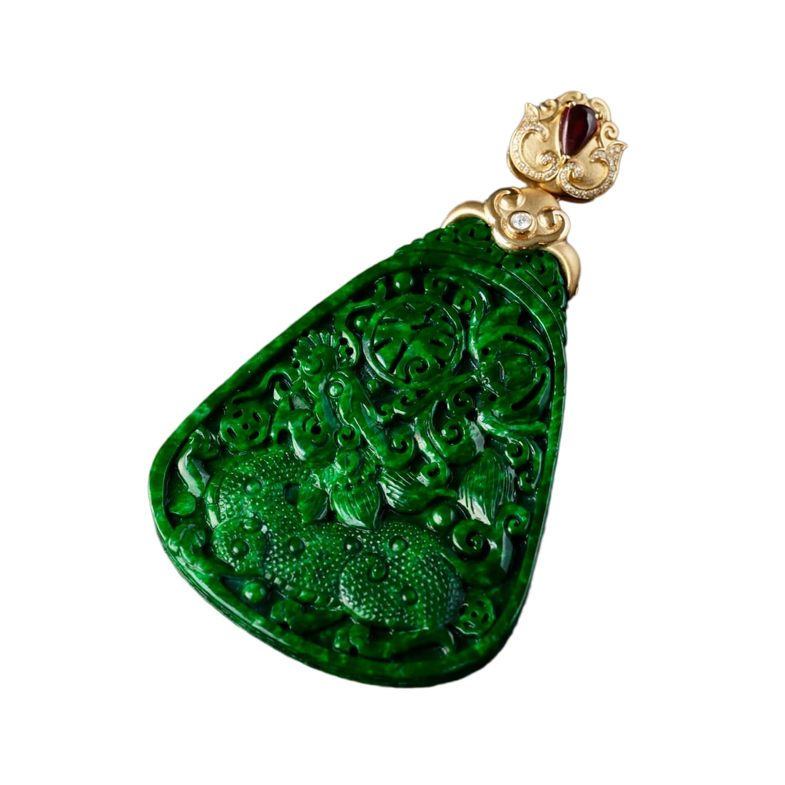 18K Gold Inlay Green Jadeite Hand-Carved Divine Beast Pendant & Fortune Pixiu: 18K Gold Inlay Green Jadeite Hand-Carved Divine Beast Pendant & Fortune Pixiu.Pixiu Ruyi Auspicious Cloud design, crafted with exceptional artistry. The piece is richly emerald green, free from black