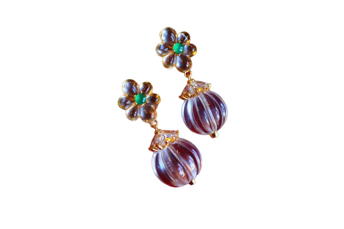 A Pair 925 Silver Inlay White Crystal Earrings: A Pair 925 Silver Inlay White Crystal Earrings Dimension: 37 x 14 (mm) 1.46 x 0.55 (inches)