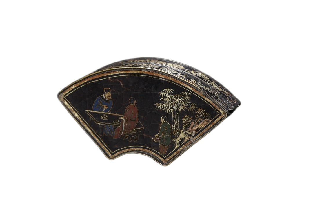 Vintage Gilt Gold Wooden-cored Lacquerware Fan Shape Jewellery Box: Vintage Gilt Gold Wooden-cored Lacquerware Fan Shape Jewellery BoxDimension: 125 x 70 x 35 (mm) 4.92 x 2.75 x 1.38 (inches) Weight: 0.61 lbs/ 277 g