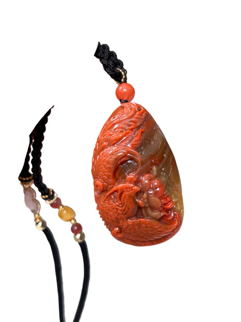 Nanhong Agate Hand-Carved Pendant w Phoenix & Peony: Nanhong Agate Hand-Carved Pendant w Phoenix & PeonyDimension: 50.8 x 31.3 x 19 (mm) 2 x 1.23 x 0.75 (inches) Weight: 0.09 lbs/ 41.6 g