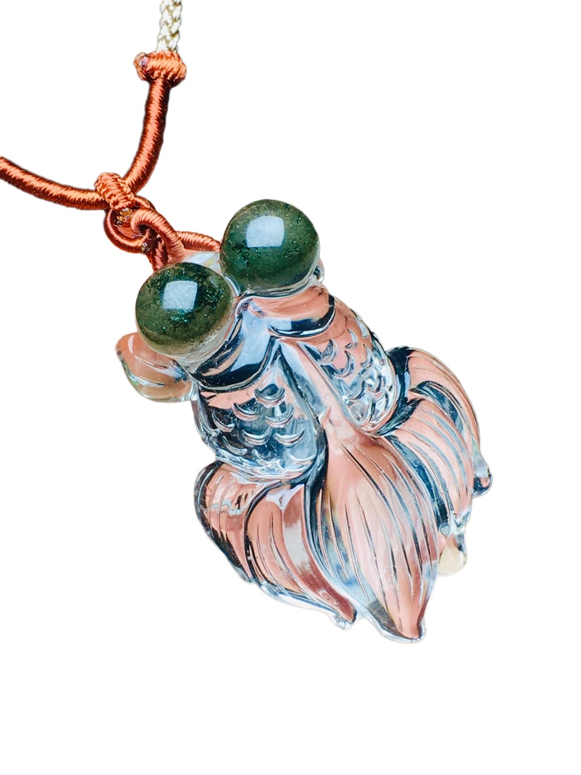 Natural Green Crystal Hand-Carved Pendant w Goldfish: Natural Green Crystal Hand-Carved Pendant w GoldfishDimension: 38 x 25 x 13 (mm) 1.50 x 0.98 x 0.51 (inches)