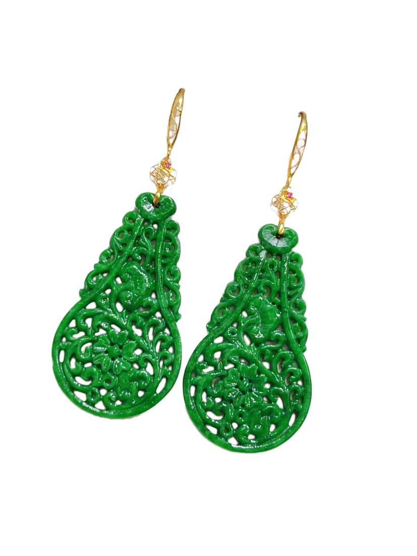 A Pair 18K Gold Green Jadeite Earrings: A Pair 18K Gold Green Jadeite Earrings