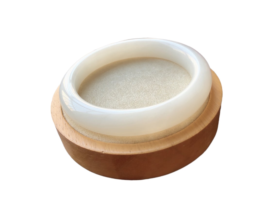 Inside Diameter 60mm White Hetian Jade Bracelet: Inside Diameter 60mm White Hetian Jade Bracelet,Flat Inner Bangle (perfect circle /standard round shape)?Suitable for all women.Inside Diameter: 60 (mm) 2.36 (inches)Dimension: 11.8 x 9.6 (mm) 0.46