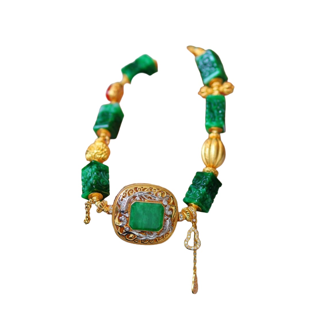 18K Gold Inlay Green Jadeite,Diamond,Coral Beads Bracelet: 18K Gold Inlay Green Jadeite,Diamond,Coral Beads BraceletWeight: 0.05 lbs/ 22.1 g