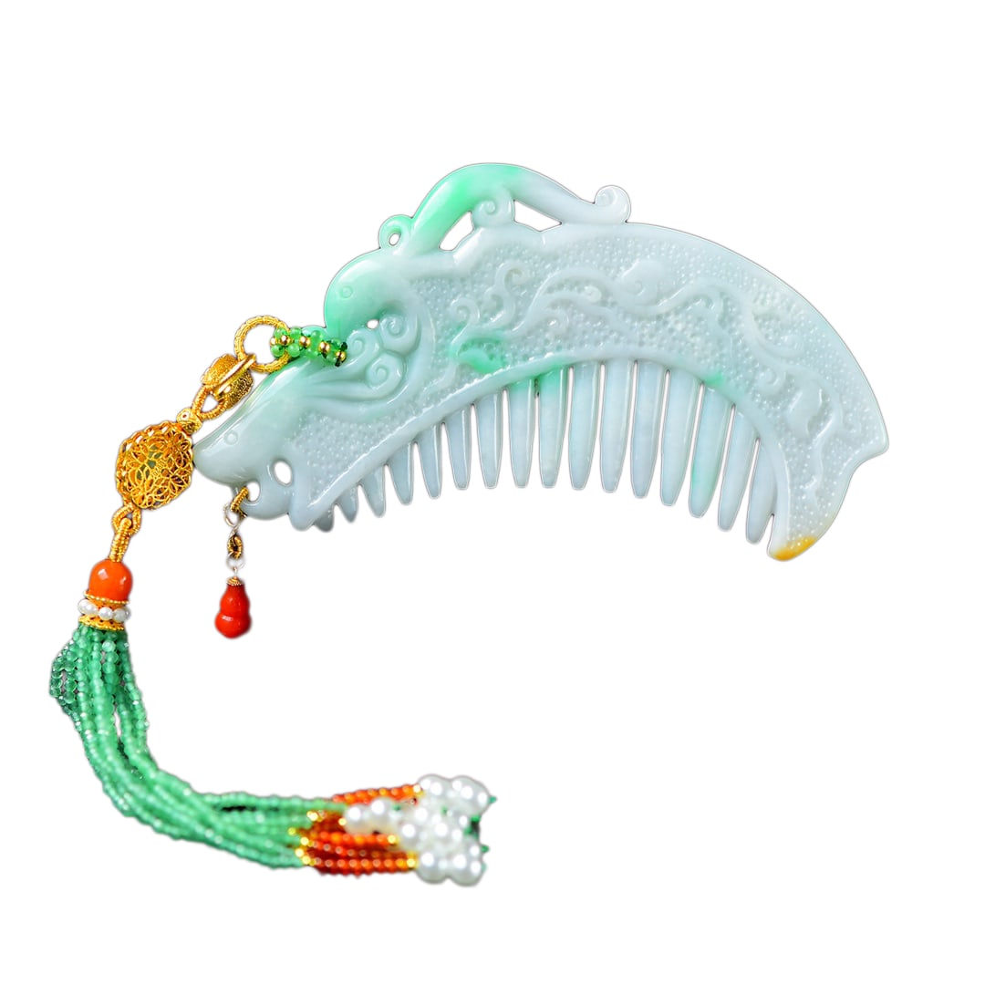Natural Jadeite Hand-Carved Comb w Fortune Dragon: Natural Jadeite Hand-Carved Comb w Fortune Dragon Dimension: 112.7 x 54 x 6.7 (mm) 4.44 x 2.12 x 0.26 (inches)