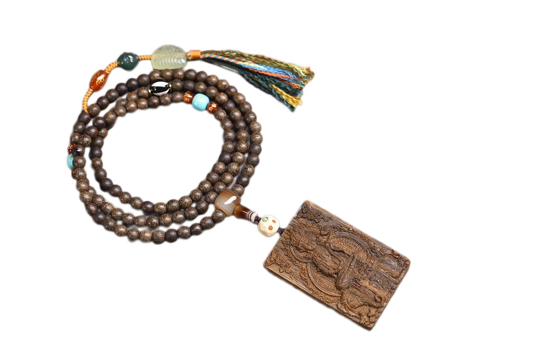 Vintage Chenxiang Wood Hand-Carved Pendant w Samantabhadra w Hand Woven Beads Necklace: Vintage Chenxiang Wood Hand-Carved Pendant w Samantabhadra & w Hand Woven Chenxiang Wood,Turquoise,Agate Beads Necklace .Dimension: 60 x 40 x 9 (mm) 2.36 x 1.57 x 0.35 (inches) Weight: 0.11 lbs/ 51.67