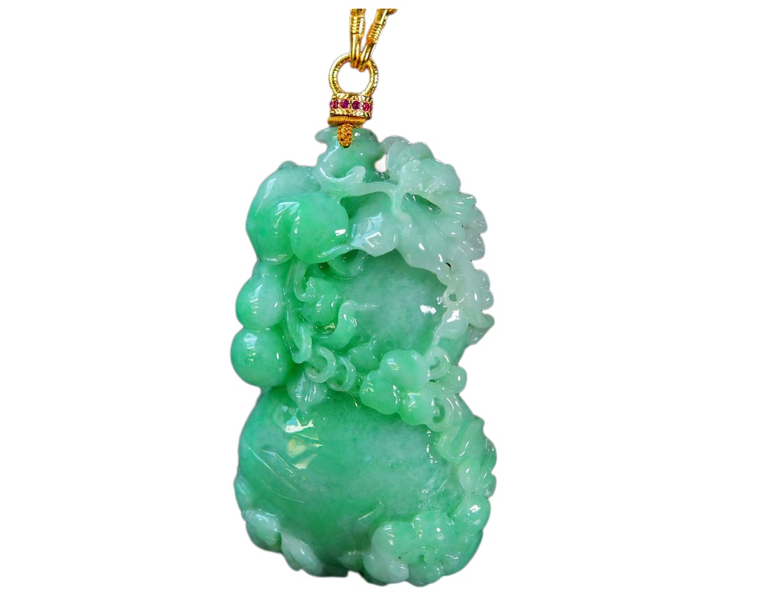 Green Jadeite Hand-Carved Pendant w Gourd & Hand Woven Chenxiang Wood,Beeswax Beads Necklace: Natural Green Jadeite Hand-Carved Pendant w Gourd & Hand Woven Chenxiang Wood,Beeswax Beads NecklaceDimension: 63 x 37 x 13.9 (mm) 2.48 x 1.46 x 0.55 (inches)