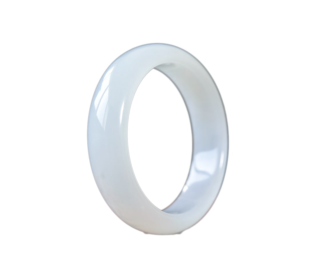 Inside Diameter 58.3mm White Hetian Jade Bracelet: Inside Diameter 58.3mm White Hetian Jade Bracelet.Flat Inner Bangle (Tire-shaped bangle),Mature, older, and composed.Inside Diameter: 58.3 (mm) 2.29 (inches)Dimension: 16.8 x 8.2 (mm) 0.66 x 0.32 (inc