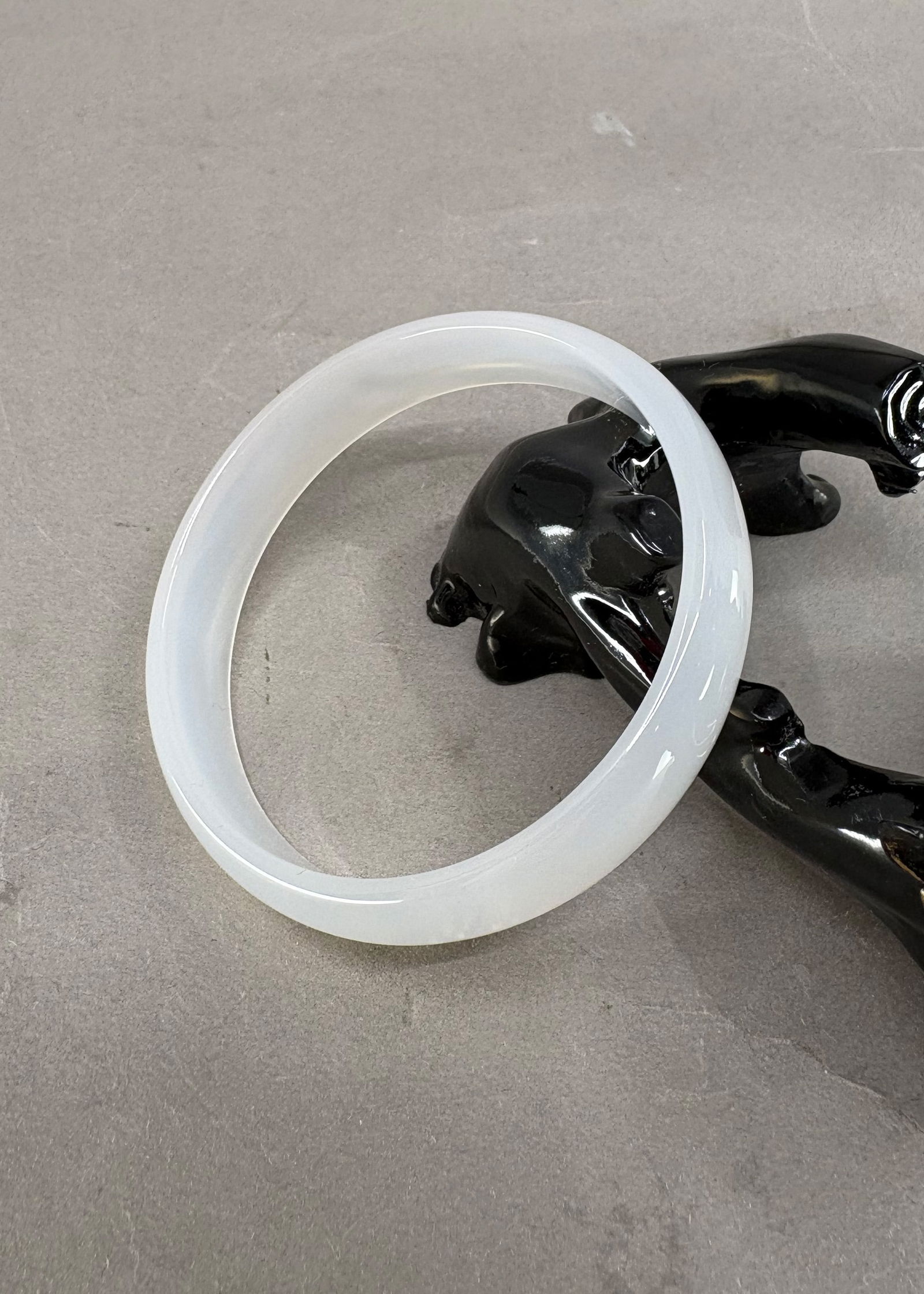 Inside Diameter 58mm Natural Agate Bracelet: Inside Diameter 58mm Natural Agate BraceletInside Diameter: 58 (mm) 2.28 (inches)Dimension: 68 x 14 (mm) 2.68 x 0.55 (inches)Weight: 0.06 lbs/ 26.45 g