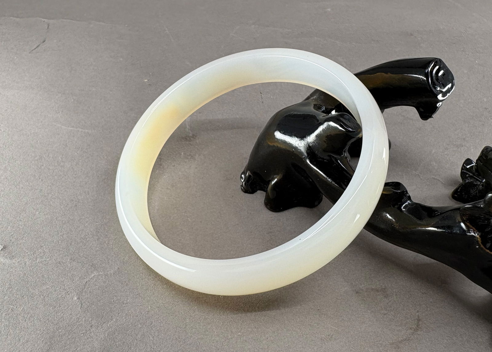 Inside Diameter 62.5mm Natural Agate Bracelet: Inside Diameter 62.5mm Natural Agate BraceletInside Diameter: 62.5 (mm) 2.46 (inches)Dimension: 75 (mm) 2.95 (inches)Weight: 0.07 lbs/ 33.44 g