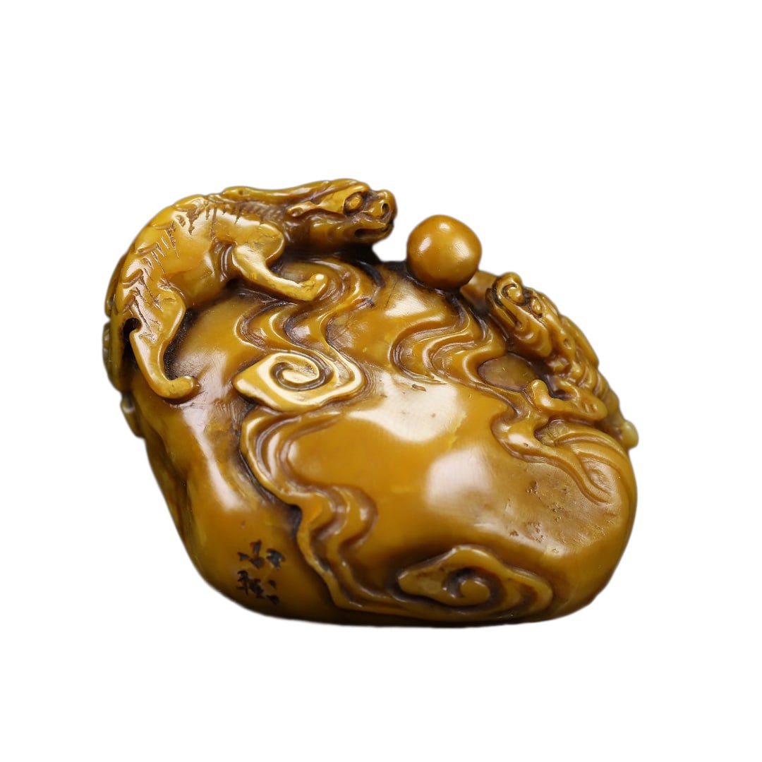 Vintage Tianhuang Shoushan Stone Hand-Carved Seal Statue w Chi Dragon: Vintage Tianhuang Shoushan Stone Hand-Carved Seal Statue w Chi DragonDimension: 57 x 42 x 32 (mm) 2.24 x 1.65 x 1.26 (inches) Weight: 0.19 lbs/ 87 g