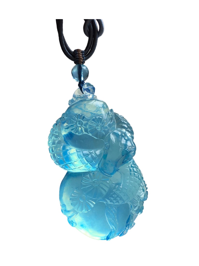 Aquamarine Hand-Carved Pendant w Snake: Aquamarine Hand-Carved Pendant w SnakeDimension: 57 x 33 x 18 (mm) 2.24 x 1.30 x 0.71 (inches) Weight: 0.09 lbs/ 42.9 g