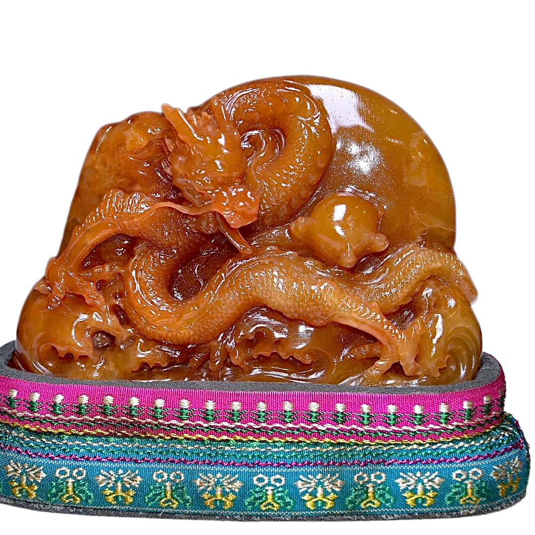 Vintage Tianhuang ShoushanStone Hand-Carved Divine Beast Seal w Fortune Dragon: Vintage Tianhuang ShoushanStone Hand-Carved Divine Beast Seal w Fortune Dragon Dimension: 120 x 85 x 30 (mm) 4.72 x 3.35 x 1.18 (inches) Weight (without base): 1.01 lbs/ 457 gThe total weight does not