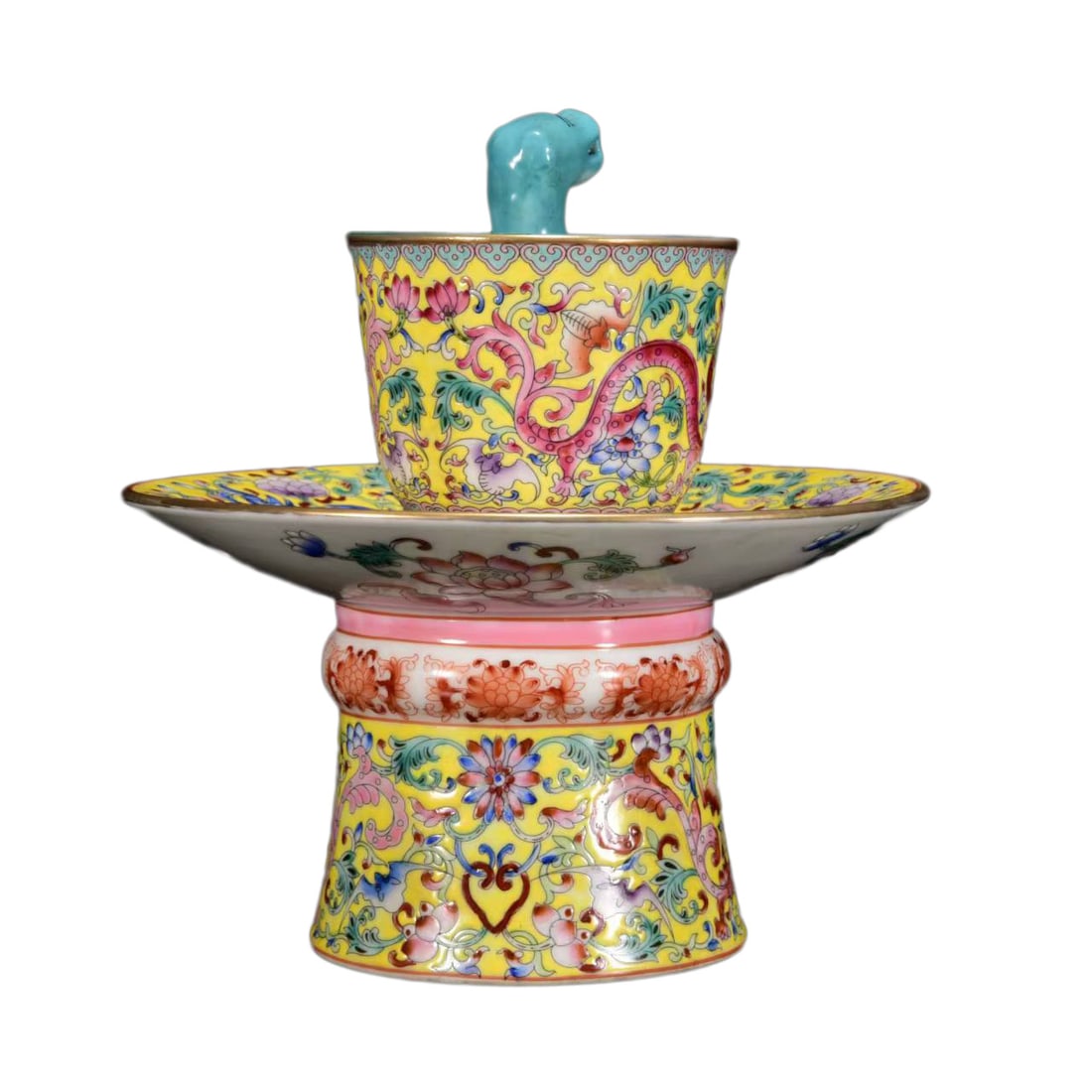 Porcelain Fairness Cup Gilt Edge Famille Rose w Flowers ,Qing Dynasty QianLong Mark: Porcelain Fairness Cup Gilt Edge Famille Rose w Flowers ,Qing Dynasty QianLong MarkDimension: 180 x 160 (mm) 7.09 x 6.30 (inches)