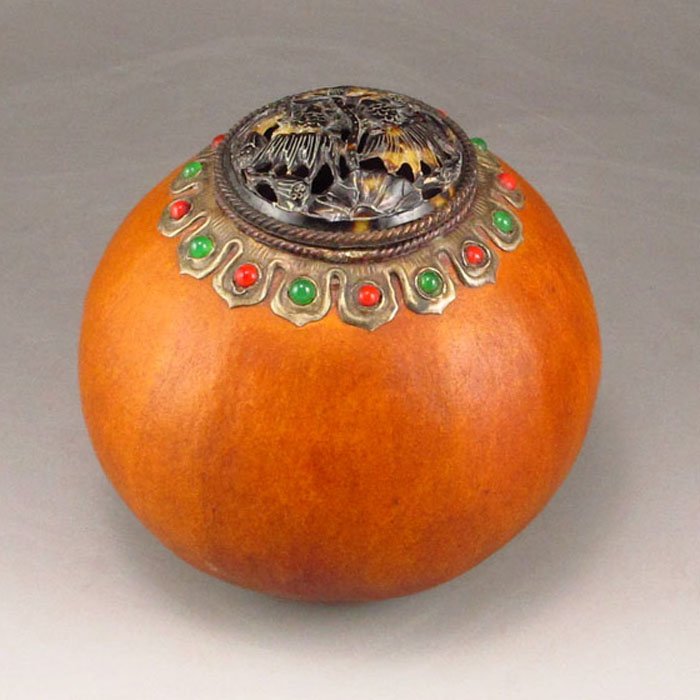 Natural Gourd Cricket Container Jar Inlay Dai Mao &Jade: Natural Gourd Cricket Container Jar Inlay Dai Mao & JadeDimension: 83*90*90(mm) 3.27*3.54*3.54(in) Weight 0.11 lbs/50g