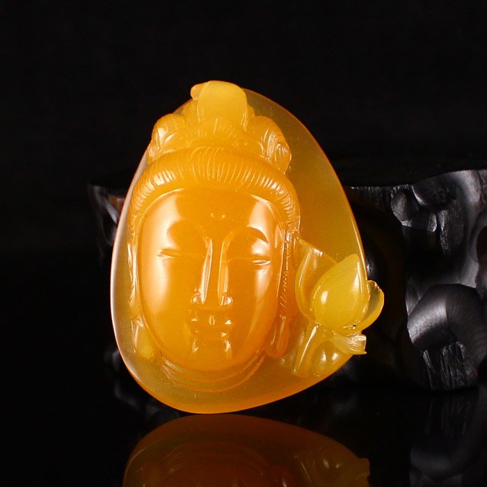 Indonesia Jin Tian Huang Pendant - Kwan-yin Head: Hand Carved Indonesia Jin Tian Huang Pendant - Kwan-yin Head Dimension: 49*40*14(mm) 1.93*1.57*0.55(in) Weight 0.07 lbs/32gThe total weight does not include the base. The base is not included after yo