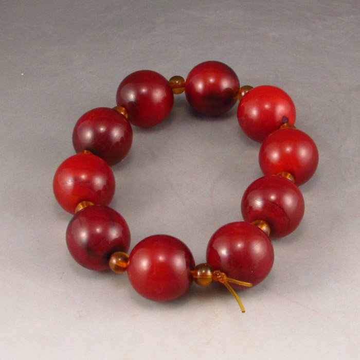 Vintage Hand-carved Chinese Ox Horn Bracelet: Vintage Hand-carved Chinese Ox Horn BraceletDimension:20*20*20(mm) 0.79*0.79*0.79(in) Weight 0.12 lbs/54g Tips about horn sculptureHorn sculpture has a long history. The horn sculpture is usually made