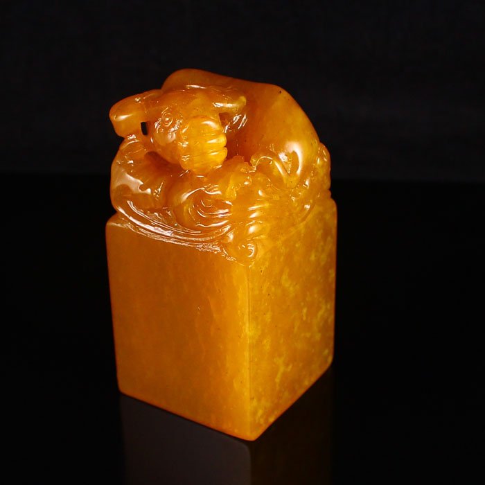 Chinese Natural Shoushan Stone Seal w Fortune Ox: Hand Carved Chinese Natural Shoushan Stone Seal w Fortune Ox Dimension: 80*41*41(mm) 3.15*1.61*1.61(in) Weight:0.69 lbs/314g Tips about Shoushan Stone Chinese Fujian Shoushan stone is one of four Chin