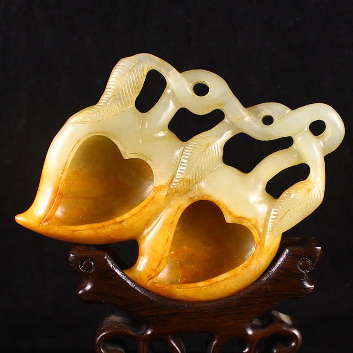Chinese Natural Hetian Jade Peach Shape Brush Washer: Vintage Hand Carved Chinese Natural Hetian Jade Peach Shape Brush Washer Dimension:96*82*19(mm) 3.78*3.23*0.75(in) Weight 0.25 lbs/114g Tips about Chinese Hetian Nephrite Jade Hetian jade is a nephrit