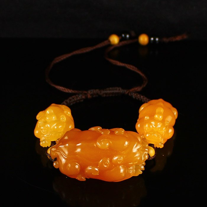 Indonesia Jin Tian Huang Bracelet - Pi Xiu Dragon: Indonesia Jin Tian Huang Bracelet - Pi Xiu DragonDimension:22*15*40(mm) 0.87*0.59*1.57(in) Weight 0.08 lbs/38gJin Tian Huang from Indonesia and Java Sun Xi, the stone in the unprocessed, looks like a 