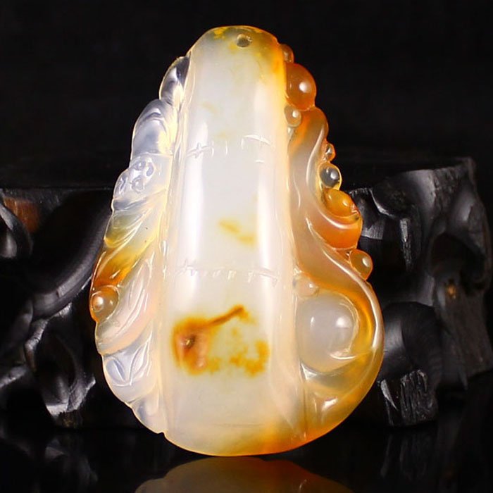 Hand Carved Chinese Natural Agate Pendant: Beautiful Color Hand Carved Chinese Natural Agate Pendant Dimension: 54*37*12(mm) 2.13*1.46*0.47(in) Weight 0.25 lbs/22 gAgate is a code, Ma Nao, horse brain, is a kind of mineral chalcedony class, is