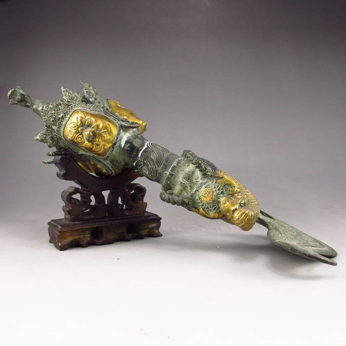 Handmade Chinese Bronze Dragon Axe Deity: Handmade Chinese Bronze Dragon Axe Deity Dimension: 286*110*80 (mm) 11.26*4.33*3.15 (in) Weight 1.46 lbs/660 gTips about BronzeBronze is some of the most important pieces of Chinese art, warranting an