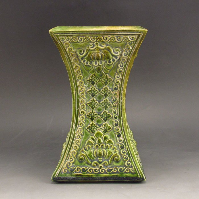 Chinese Han Dynasty Green Glaze Porcelain Pillow: Chinese Han Dynasty Green Glaze Porcelain Pillow Dimension: 170*105*105(mm) 6.69*4.13*4.13(in) Weight 1.68 lbs/764 g Tips about Chinese Porcelain Chinese ceramic ware is an art craft that has been dev