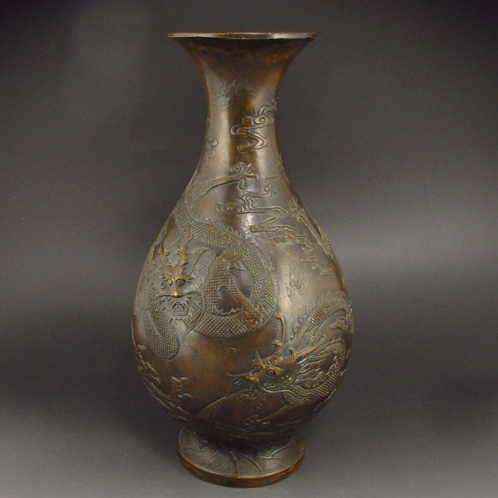 Chinese Bronze Vase w Dragon & Qian Long Mark: Chinese Bronze Vase w Dragon & Qian Long MarkDimension: 260*117*117(mm) 10.24*4.61*4.61(in) Weight 2.59 lbs/1174g Tips about BronzeBronze is some of the most important pieces of Chinese art, warrantin