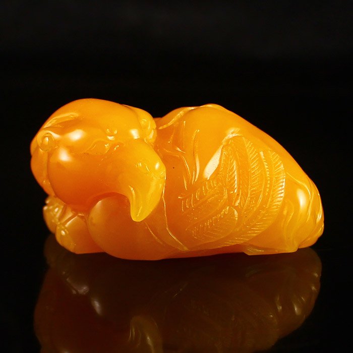 Natural Indonesia Jin Tian Huang Pendant - Eagle: Beautiful Color Hand Carved Natural Indonesia Jin Tian Huang Pendant - EagleDimension:57*38*28(mm)2.24*1.50*1.10(in)Weight 0.18 lbs/82 gJin Tian Huang from Indonesia and Java Sun Xi, the stone in the 