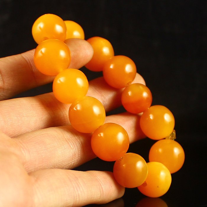 Beautiful Color Indonesia Jin Tian Huang Bracelet: Beautiful Color Indonesia Natural Jin Tian Huang Bracelet Dimension: 14*14*14(mm)0.55*0.55*0.55(in) Weight 0.12 lbs/56g "Tian Huang" is containing magnesium and manganese more calcite, scientific name