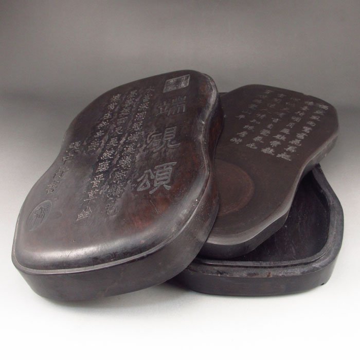 Chinese Duan Inkstone w Hand Wood Box Carved Poetry: Chinese Duan Inkstone w Hand Wood Box Carved Poetry Dimension: 260*150*60 (mm) 10.24*5.91*2.36 (in) Weight 5.51 lbs/2498g