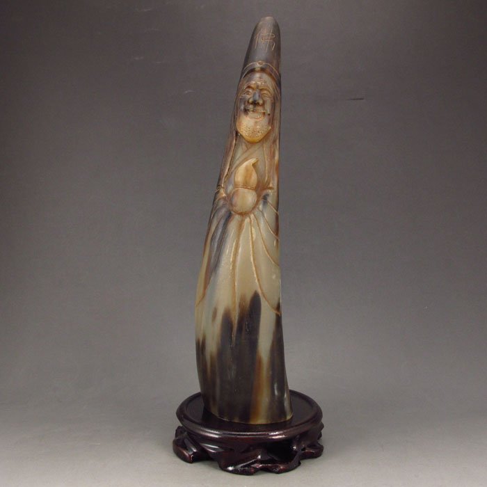 Hand Carved Chinese Ox Horn Ji Gong Statue: Hand Carved Chinese Ox Horn Buddha Ji Gong Statue Dimension: 262*63*50(mm)10.31*2.48*1.97(in) Weight 0.88lbs/400g Tips about horn sculptureHorn sculpture has a long history. The horn sculpture is usua