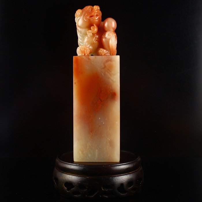 Chinese Natural Shoushan Stone Seal w Fortune Beast: Chinese Natural Shoushan Stone Seal w Fortune Beast Dimension: 122*36*36(mm) 4.80*1.42*1.42(in) Weight 0.73lbs/330 gTips about Shoushan StoneChinese Fujian Shoushan stone is one of four Chinese tradit