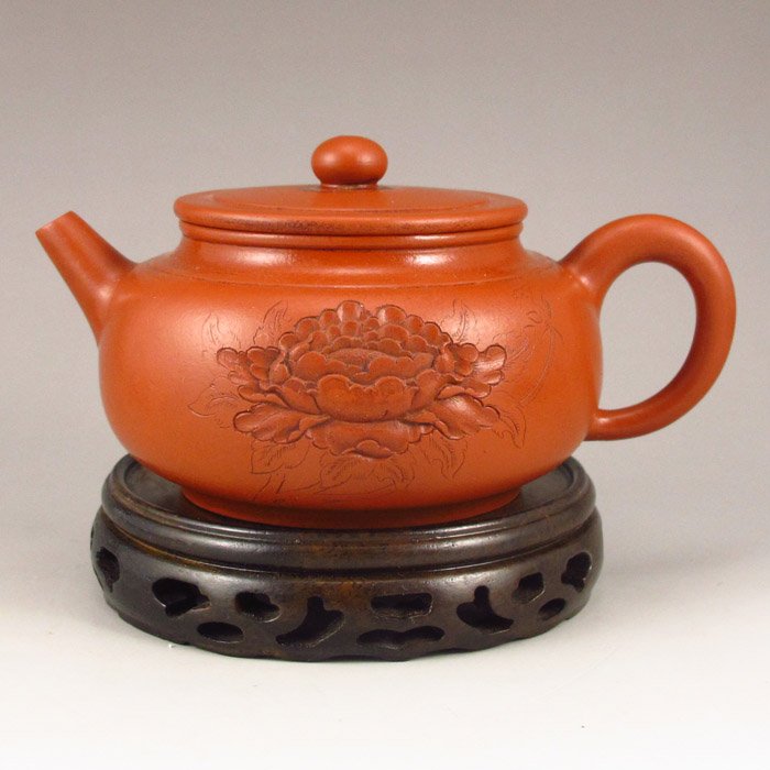 Chinese Yixing Zisha Clay Teapot Artist Signed: Handmade Chinese Yixing Zisha Clay Teapot Artist Signed Dimension: 125*90*60(mm)4.92*3.54*2.36(in) Weight 0.37 lbs/168 g Zisha ware, especially zisha teapots, is one of the mysterious arts of China's