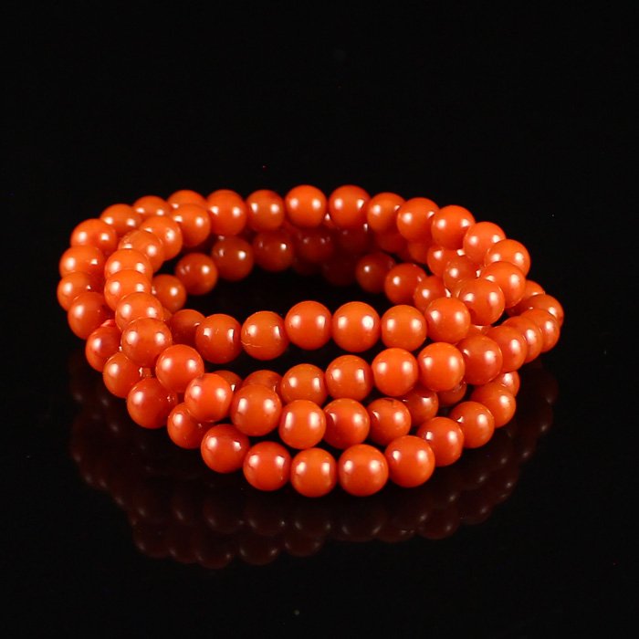 Superb Color Chinese Nan Hong Agate Beads Necklace: Superb Color Chinese Natural Nan Hong Agate Beads Necklace w Certificate Dimension: 5*540 (mm) 0.20*21.26(in) Weight 0.04 lbs/20g Southern red agate, called "red jade", delicate texture, luster. Is Ch