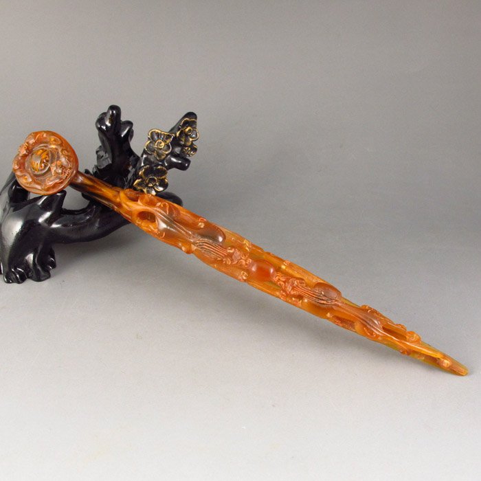 Hand Carved Chinese Ox Horn Ruyi w Fortune Bat & Dragon: Hand Carved Chinese Ox Horn Ruyi w Fortune Bat & DragonDimension:218*37*28(mm)8.58*1.46*1.1(in) Weight 0.07 lbs/30 gHorn sculpture has a long history. The horn sculpture is usually made of rhino, ox, 