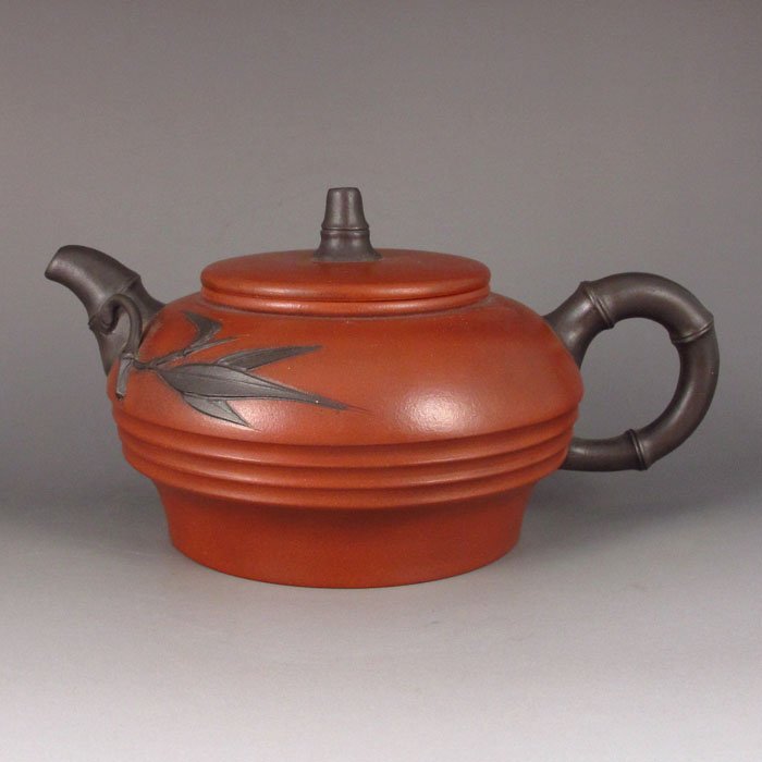 Handmade Chinese Yixing Zisha Clay Teapot Artist Signed: Handmade Chinese Yixing Zisha Clay Teapot Artist Signed Dimension: 170*120*93 (mm) 6.69*4.72*3.66(in) Weight 0.79 lbs/360g Zisha ware, especially zisha teapots, is one of the mysterious arts of China'