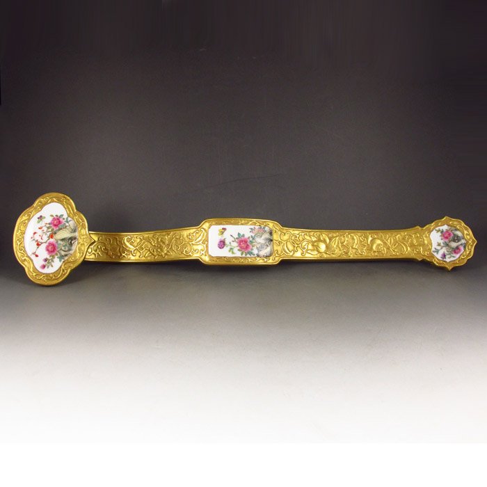Chinese Plated Genuine Gold Famille Rose Porcelain Ruyi: Superb Chinese Plated Genuine Gold Famille Rose Porcelain Ruyi Scepter Statue w Qianlong Mark Dimension:480*96*95 (mm)18.9*3.78*3.74 (in) Weight 1.18 lbs/534g