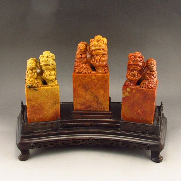 A Set Hand Carved Chinese Natural Shoushan Stone Seal: A Set Hand Carved Chinese Natural Shoushan Stone Seal w Foo Dog Dimension: 117*55*58(mm) 4.61*2.17*2.28 (in) Weight 1.80 lbs/818g Dimension: 118*57*57(mm) 4.65*2.24*2.24 (in) Weight 1.79 lbs/810g Dime