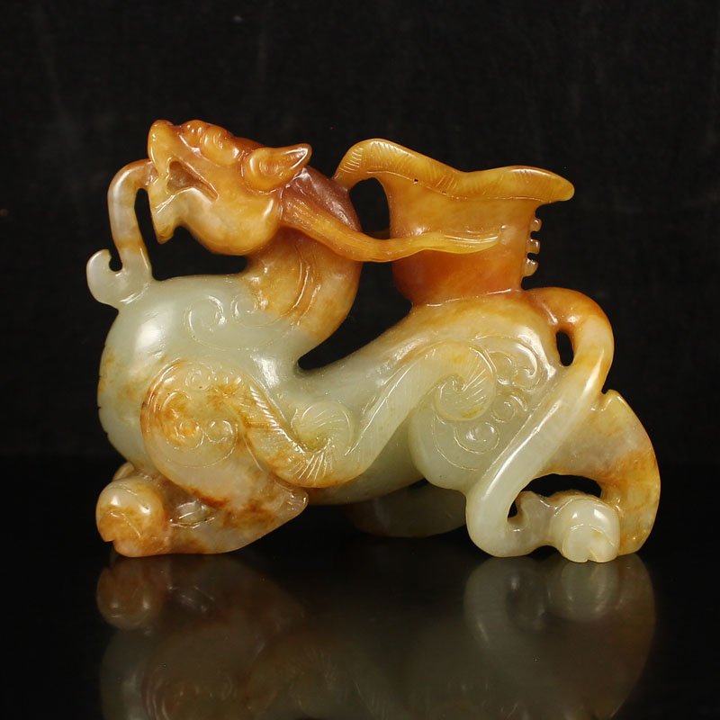 Vintage China Hetian Jade Statue w Fortune Beast: Vintage Hand Carved Chinese Natural Hetian Jade Statue w Fortune Beast Dimension: 97*71*34(mm)3.82*2.8*1.34(in) Weight0.58lbs/264g Tips about Chinese Hetian Nephrite Jade Hetian jade is a nephrite jad