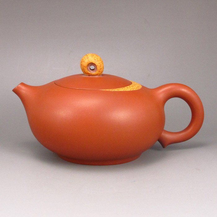 Handmade Chinese Yixing Zisha Clay Teapot Artist Signed: Handmade Chinese Yixing Zisha Clay Teapot Artist Signed w Artist Signature Dimension: 156*102*85 (mm) 6.14*4.02*3.35(in) Weight 0.54 lbs/246g Zisha ware, especially zisha teapots, is one of the myster