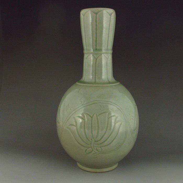 Vintage Chinese Yue Kiln Porcelain Vase: Vintage Chinese Yue Kiln Porcelain Vase Dimension: 260*140*140(mm) 10.24*5.51*5.51(in) Weight: 1.77 lbs/802 g Tips about Chinese Porcelain Chinese ceramic ware is an art craft that has been developing