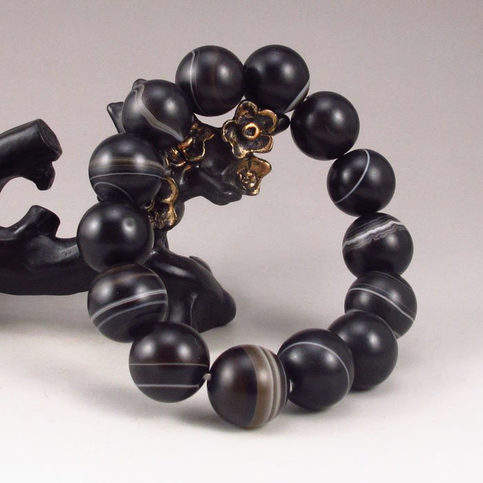 Chinese Natural Agate Beads Bracelet: Chinese Natural Agate Beads Bracelet Dimension: 12*12*12 (mm) 0.47*0.47*0.47 (in) Weight 0.18 lbs/82 g Agate is a code, Ma Nao, horse brain, is a kind of mineral chalcedony class, is often mixed with