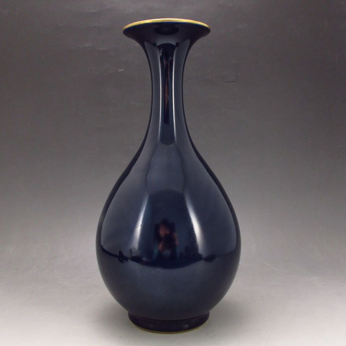 Chinese Purple Glaze Gilt Edge Vase w Qianlong Mark: Superb Chinese Purple Glaze Gilt Edge Vase w Qianlong Mark Dimension: 265*122*122(mm) 10.43*4.80*4.80(in) Weight 2.20 lbs/998g Tips about Chinese PorcelainChinese ceramic ware is an art craft that has