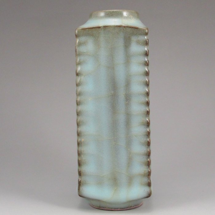 Handmade Chinese Long Quan Kiln Porcelain Vase: Handmade Chinese Long Quan Kiln Porcelain Vase Dimension: 122*45*45 (mm) 4.80*1.77*1.77 (in) Weight 0.55 lbs/248g Tips about Chinese PorcelainChinese ceramic ware is an art craft that has been develop
