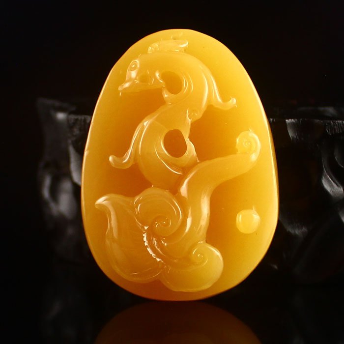 Natural Indonesia Jin Tian Huang Pendant w Ruyi Dragon: Beautiful Color Hand Carved Natural Indonesia Jin Tian Huang Pendant w Ruyi & Dragon Dimension: 46*33*15 (mm) 1.81*1.30*0.59 (in) Weight 0.08 lbs/36gJin Tian Huang from Indonesia and Java Sun Xi, the 