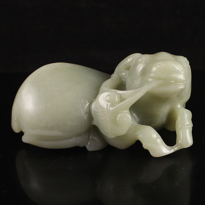 Hand Carved China Natural Hetian Jade Statue - Ruyi Ox: Hand Carved Chinese Natural Hetian Jade Statue - Ruyi OxDimension: 62*90*52(mm) 2.44*3.54*2.05(in) Weight 0.79 lbs/360g Tips about Chinese Hetian Nephrite Jade Hetian jade is a nephrite jade and is re