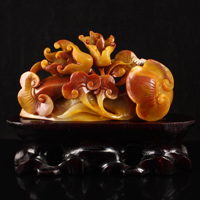 Superb Color Chinese Natural Jade Statue - Ruyi Flower: Superb Color Chinese Natural Jade Statue - Ruyi Flower Dimension:155*94*35(mm) 6.10*3.70*1.38(in) Weight 0.89 lbs/404gThe total weight does not include the base. The base is included after you have wo
