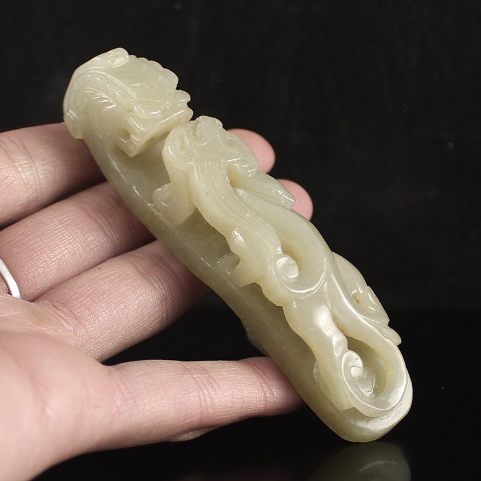 Chinese Natural Hetian Jade Pi Xiu Dragon Hook Statue: Hand Carved Chinese Natural Hetian Jade Pi Xiu Dragon Hook Statue Dimension: 99*20*21(mm) 3.90*0.79*0.83(in) Weight 0.15 lbs/66 gTips about Chinese Hetian Nephrite Jade Hetian jade is a nephrite jade