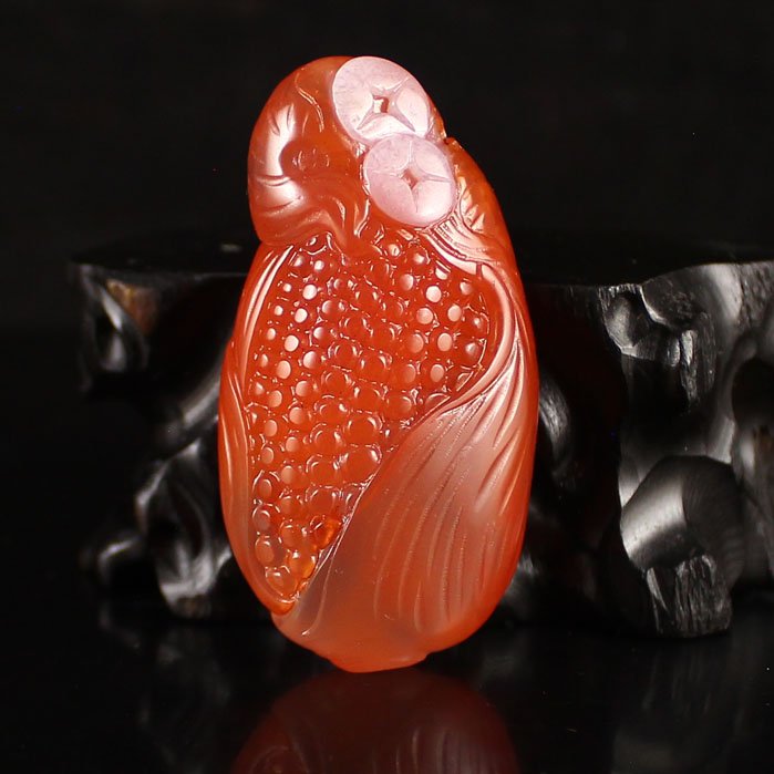 Chinese Natural Nanhong Agate Pendant Carved Corn: Chinese Natural Nanhong Agate Pendant Carved Corn w Certificate Dimension:51*27*14(mm)2.01*1.06*0.55(in) Weight 0.06 lbs/28g Southern red agate, called "red jade", delicate texture, luster. Is China's